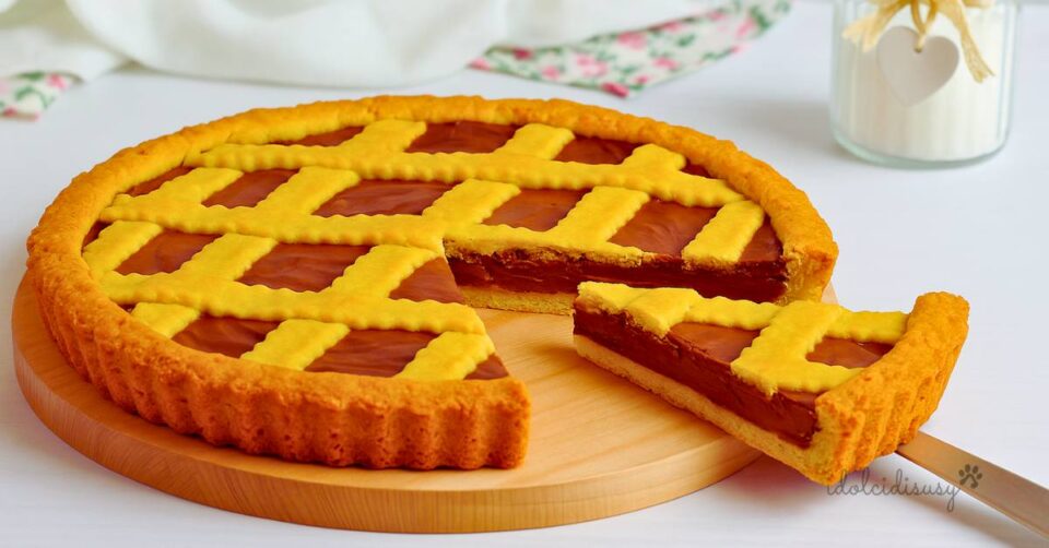 crostata alla nutella cremosa con fetta tagliata