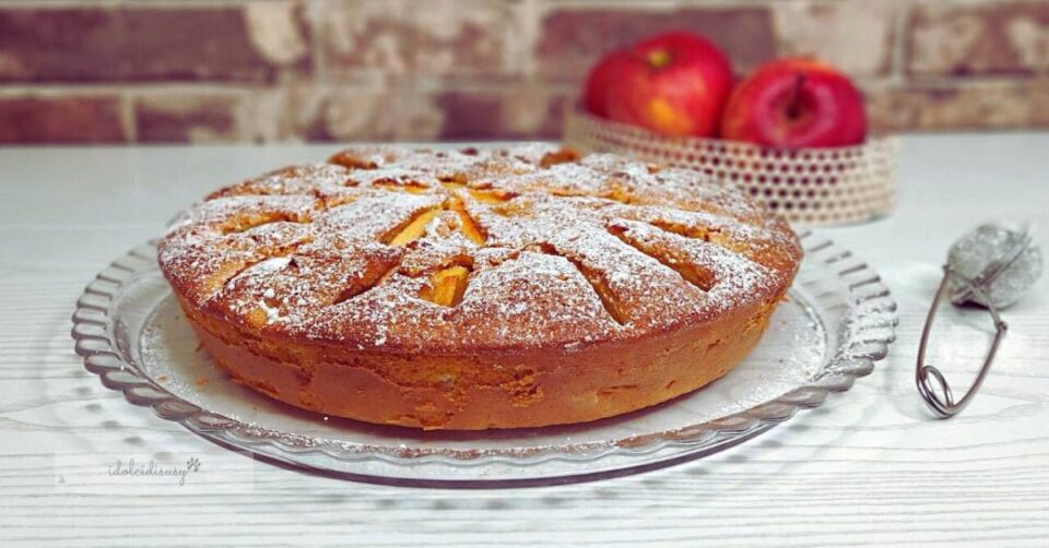 Torta di mele senza burro soffice decorata con zucchero a velo