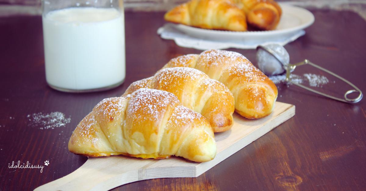 Brioches fatte in casa soffici e fragranti spolverate con zucchero a velo