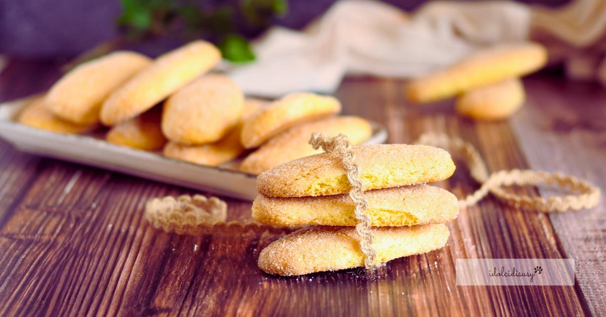 Biscotti da inzuppo fatti in casa legati con spago, dorati e profumati come quelli della nonna
