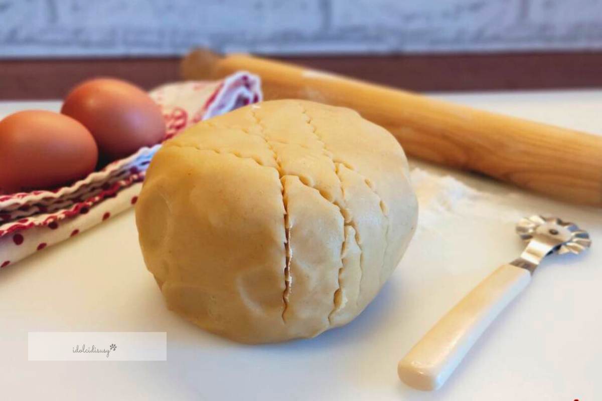 Impasto di pasta frolla fatto a mano, pronto per il riposo in frigo