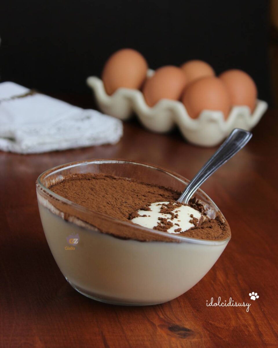 Crema al mascarpone Bimby servita in coppetta di vetro con spolverata di cacao