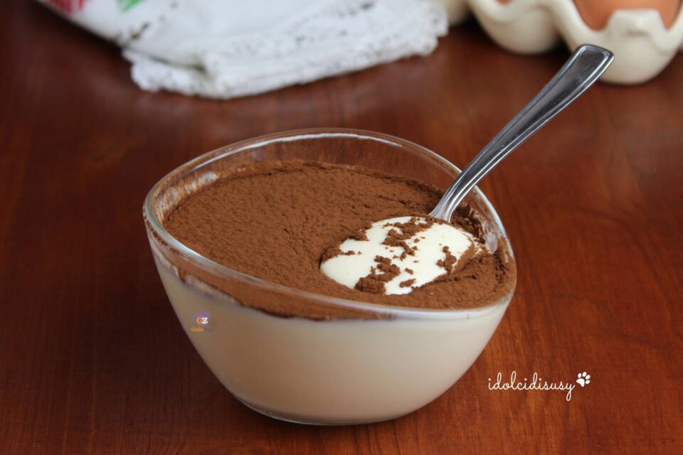 Crema al mascarpone Bimby con cacao e cucchiaio, pronta da gustare