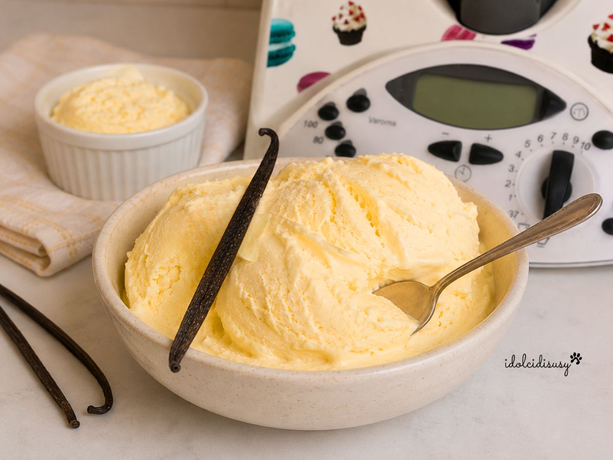 Gelato alla vaniglia Bimby fatto in casa con cucchiaino affondato nella crema e baccello di vaniglia decorativo