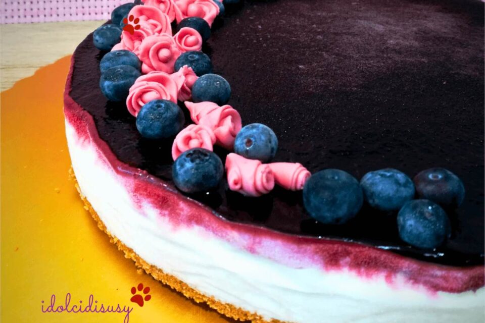 cheesecake ai mirtilli con fiori in pasta di zucchero