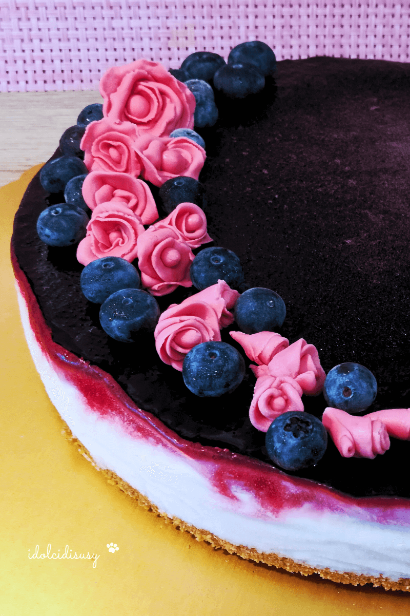 cheesecake ai mirtilli con fiorellini
