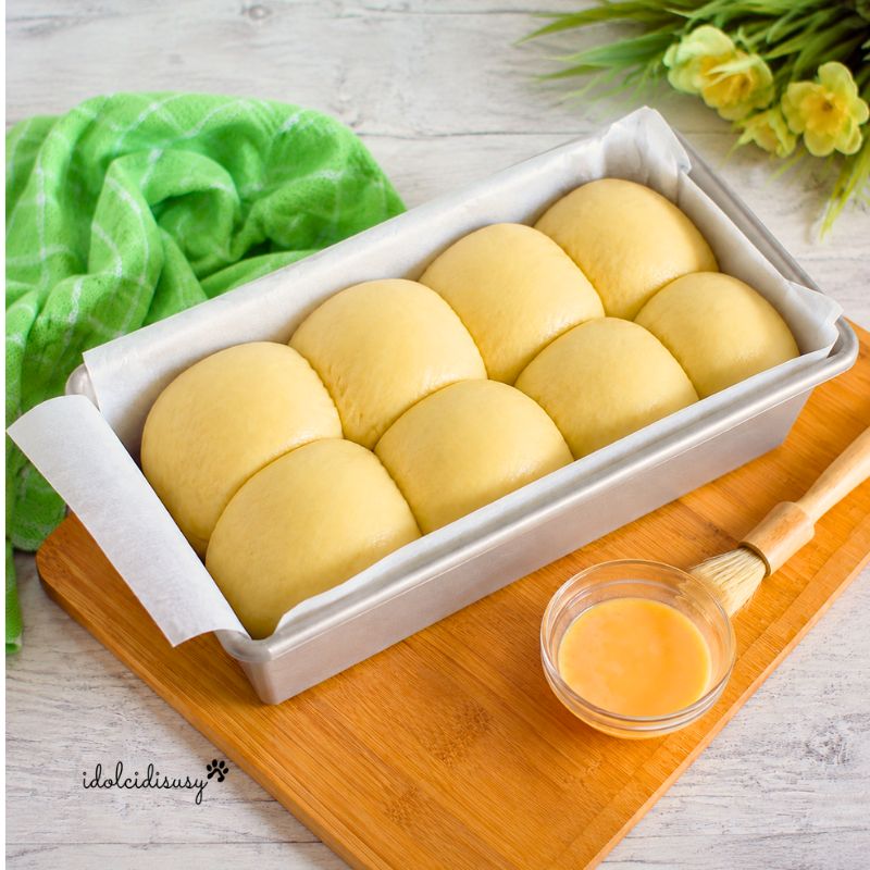 Palline di pan brioche lievitate nello stampo e pronte da spennellare
