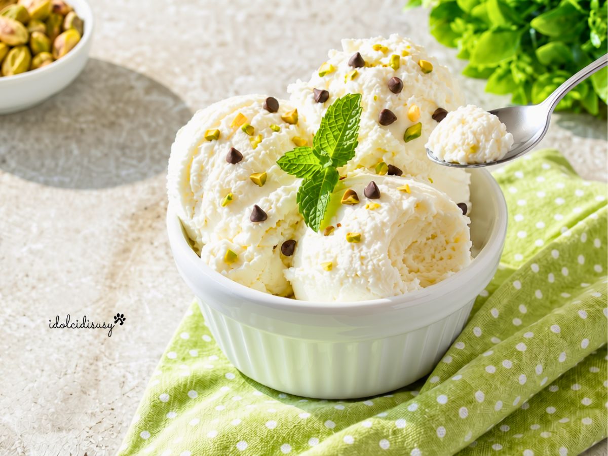 Gelato allo yogurt senza gelatiera cremoso con gocce di cioccolato e granella di pistacchi