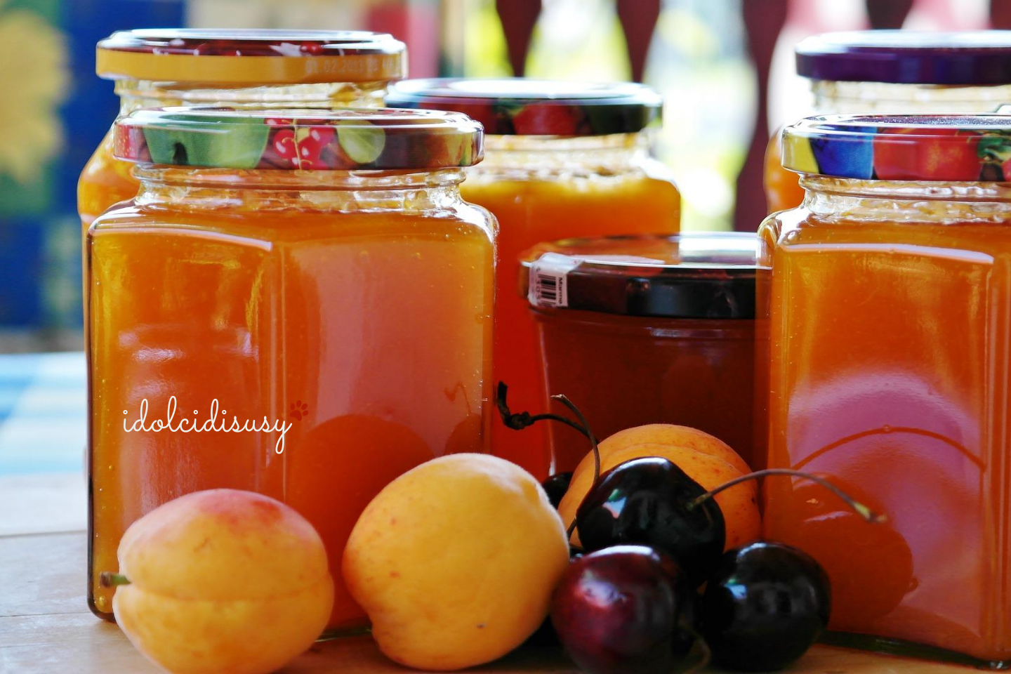 Vasetti di marmellata e confettura fatta in casa con frutta fresca estiva