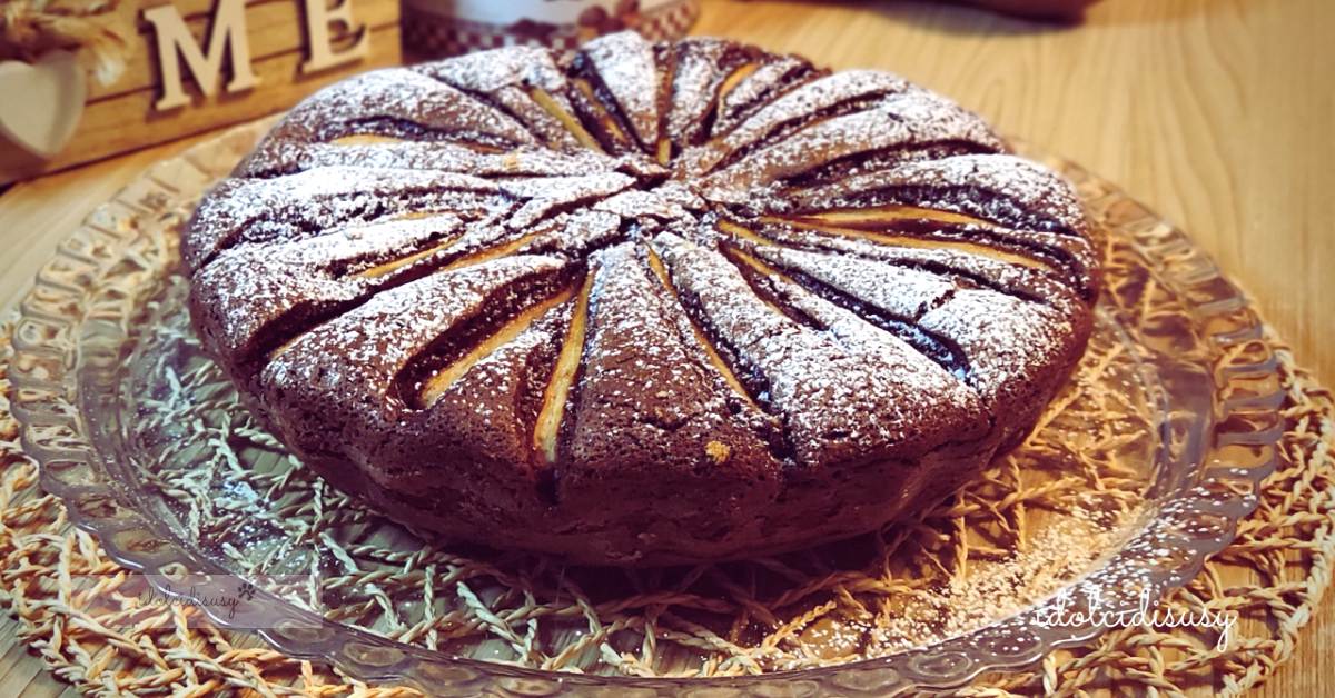 torta pere e cioccolato intera soffice e golosa decorata con zucchero a velo
