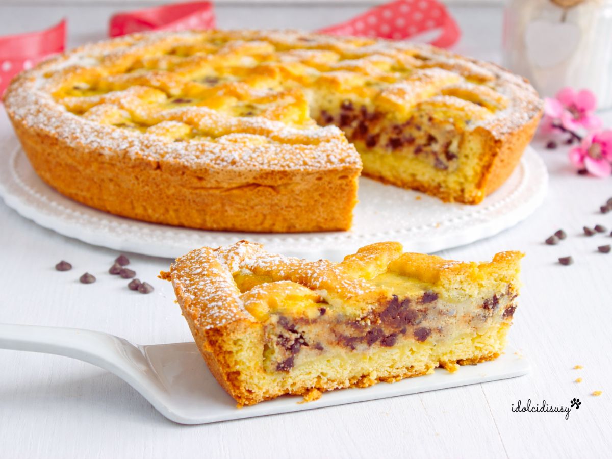crostata di ricotta e gocce di cioccolato cremosa con fetta tagliata fatta in casa