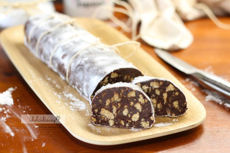 salame al cioccolato con zucchero a velo e biscotti secchi