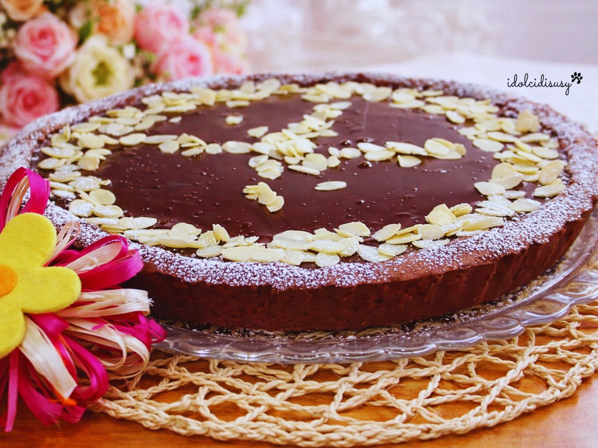 Crostata al cioccolato e salsa mou con ganache lucida e mandorle a lamelle su base di pasta frolla