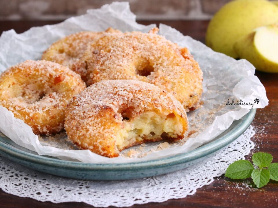 Frittelle di mele dorate servite su piatto con carta forno