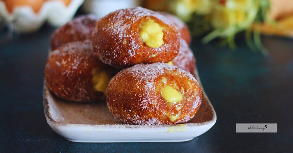Bombe alla crema dorate e ripiene di crema pasticcera