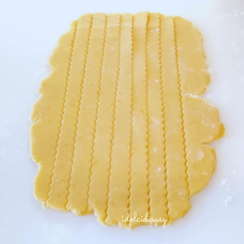 Strisce di pasta frolla tagliate pronte da usare per decorare