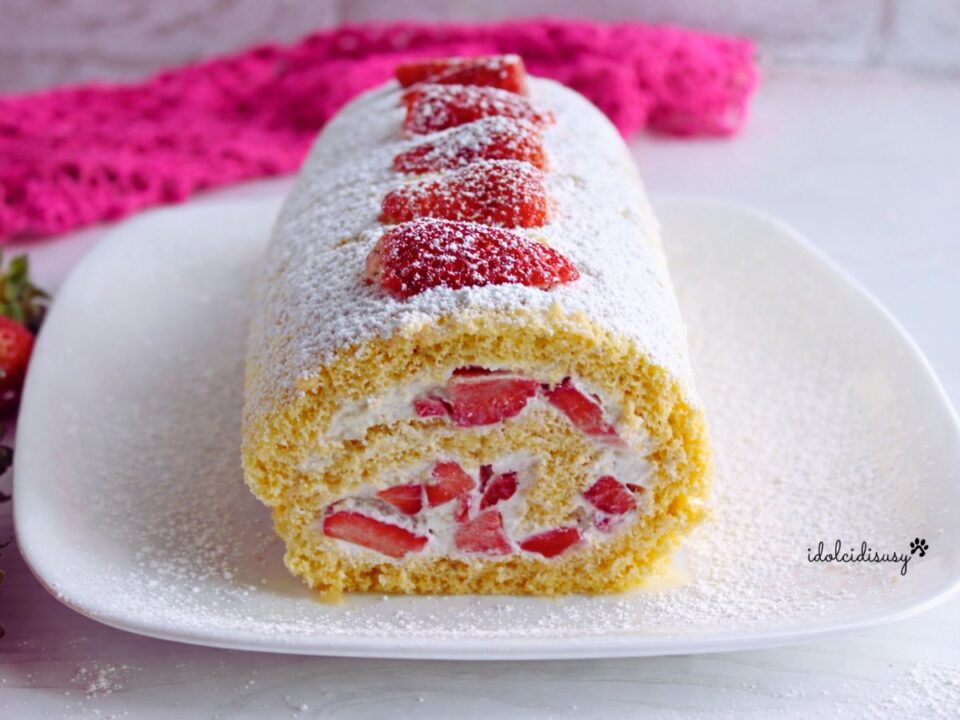 rotolo alle fragole arrotolato con crema e fragole a pezzetti