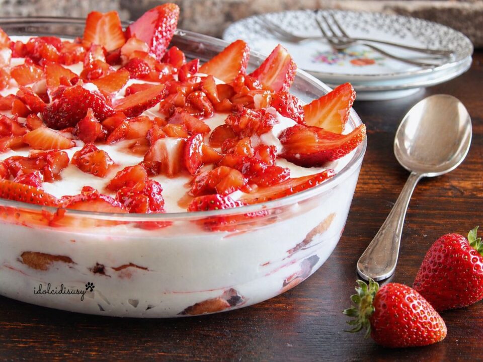 tiramisù alle fragole senza uova cremoso con fragole fresche su tavolo in legno