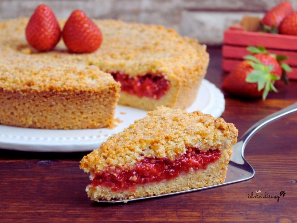 Sbriciolata alle fragole con fetta tagliata, base di pasta frolla e ripieno cremoso alle fragole fresche