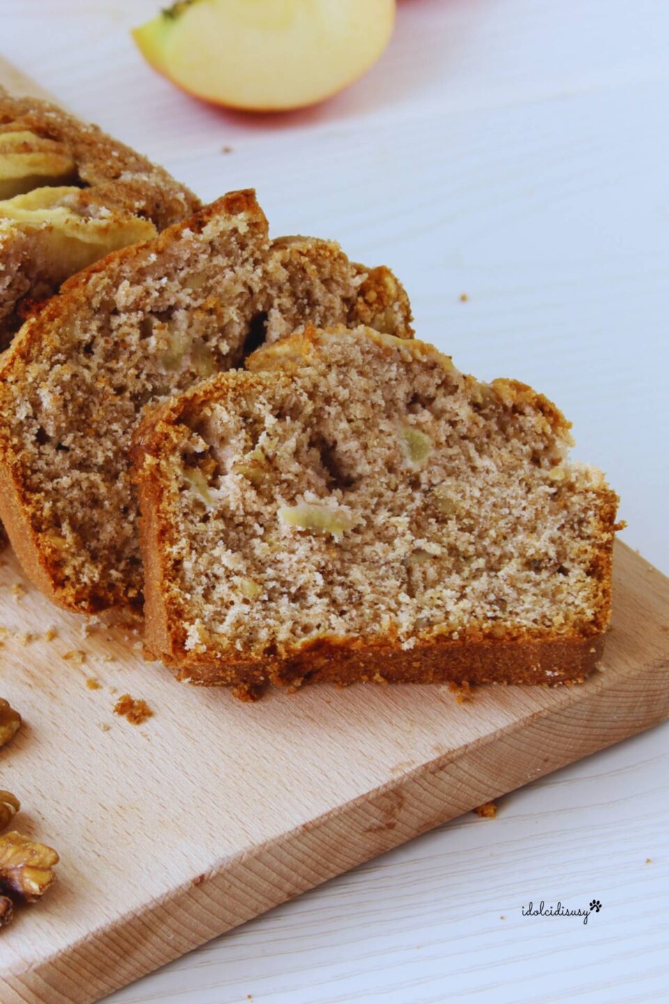Fette di plumcake mele e noci soffice e profumato, con pezzetti di mela e noci visibili nell’impasto.
