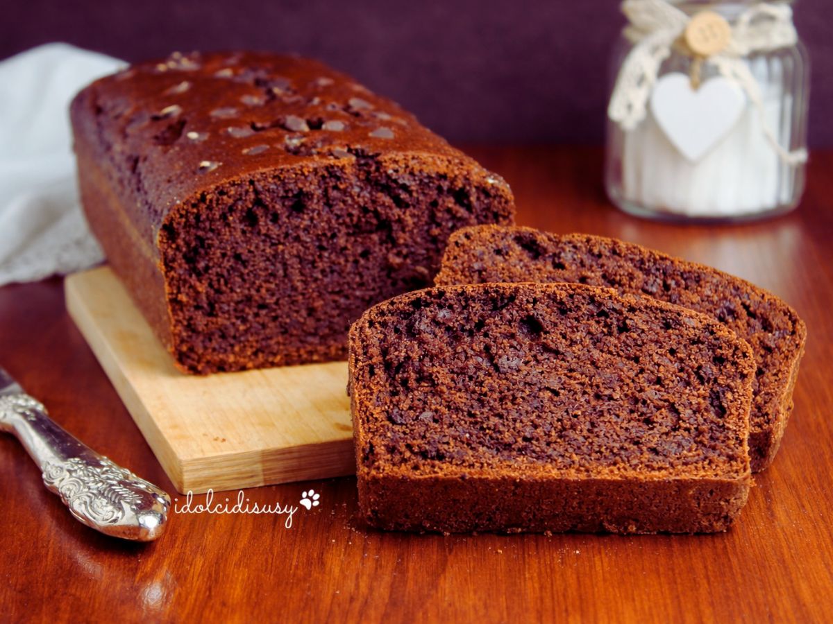 Plumcake con albumi e cacao soffice con gocce di cioccolato e fetta tagliata