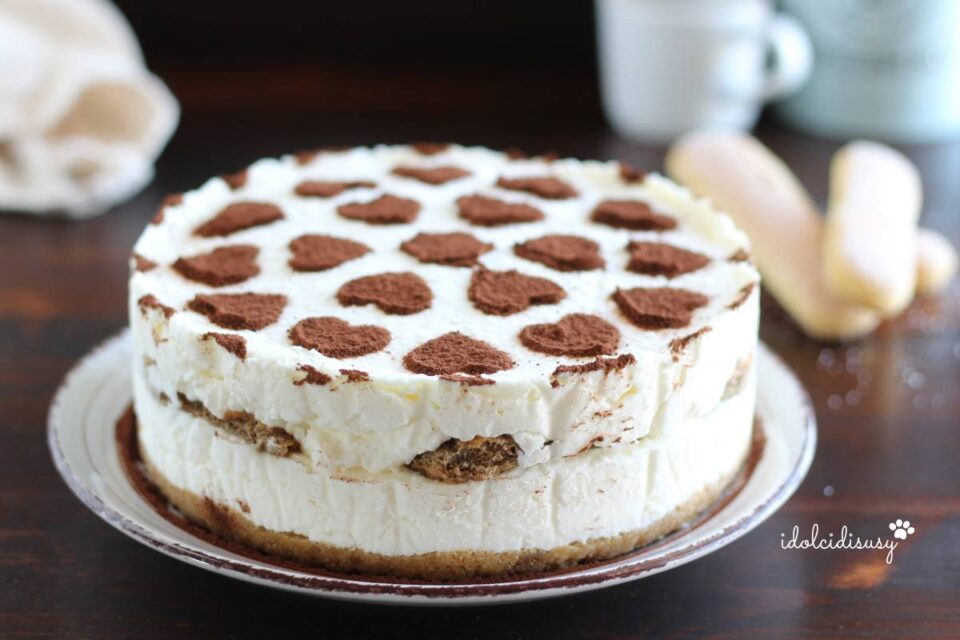 Cheesecake al tiramisù senza uova decorata con cacao a cuori