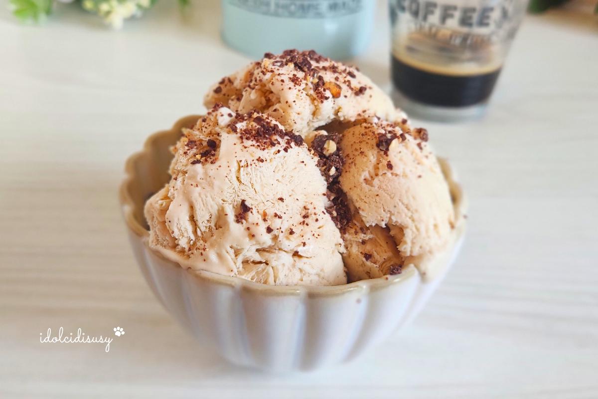 Gelato al caffè fatto in casa senza gelatiera, spolverato con cacao e caffè