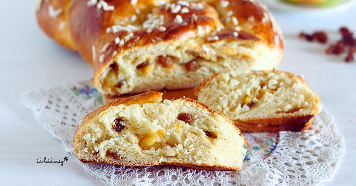 Treccia di pan brioche alle mele soffice con ripieno di mele e uvetta, appena sfornata
