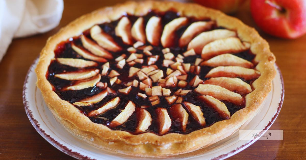 Crostata di mele e marmellata fatta in casa con frolla dorata e confettura di ciliegie