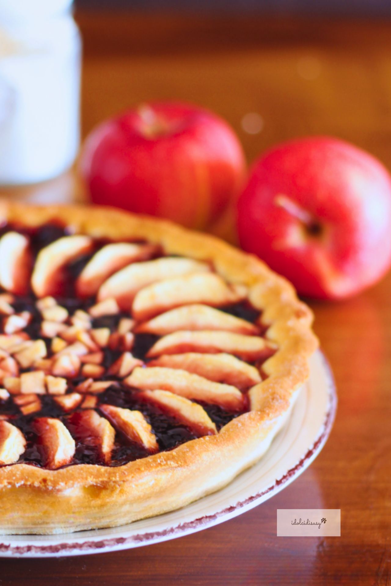 Crostata di mele e marmellata fatta in casa, con frolla friabile e mele dorate