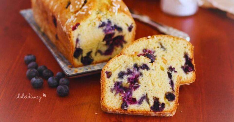 Plumcake soffice ai mirtilli freschi fatto in casa, dolce morbido per colazione e merenda