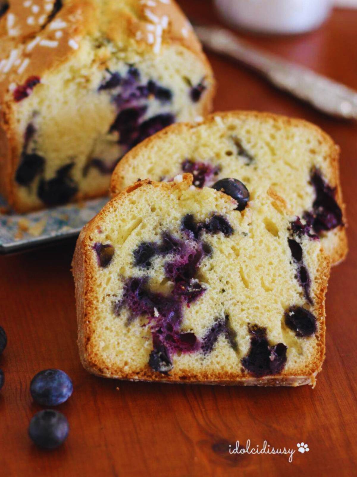 Fette di plumcake soffice ai mirtilli freschi con granella di zucchero, dolce soffice fatto in casa