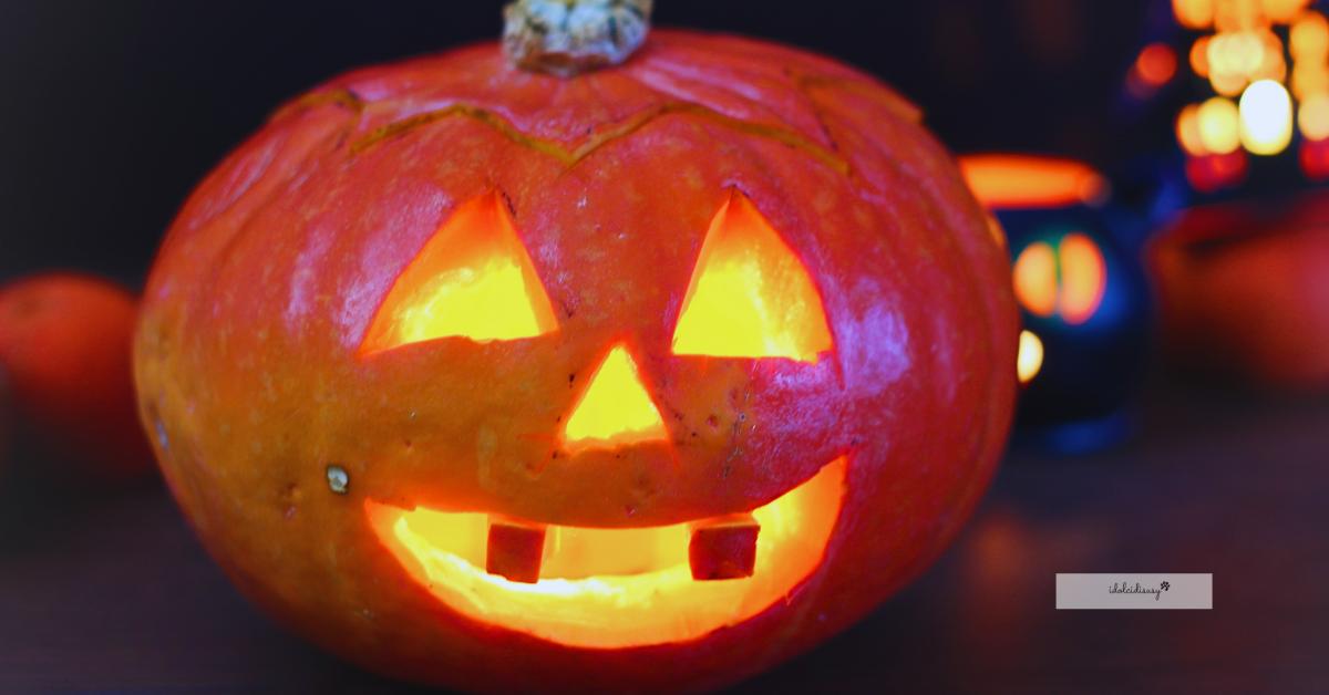 Zucca di Halloween intagliata con occhi e sorriso luminoso, tutorial passo passo