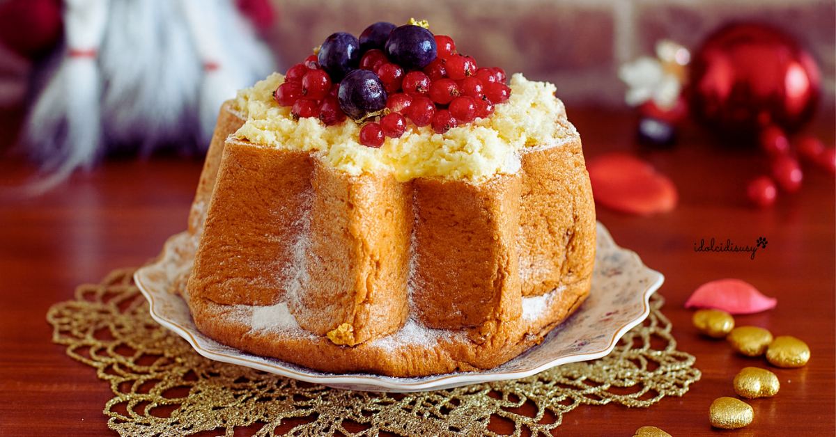 pandoro farcito con crema al mascarpone decorato con mirtilli e ribes
