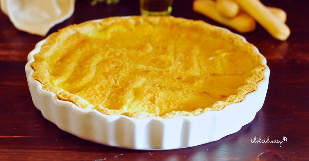 Crostata beneventana intera nella teglia bianca, con superficie dorata e profumata al liquore Strega