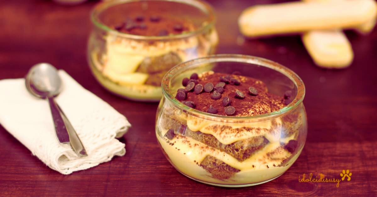 Tiramisù con uova pastorizzate servito in vasetti monoporzione, con strati di crema al mascarpone, savoiardi inzuppati e cacao amaro