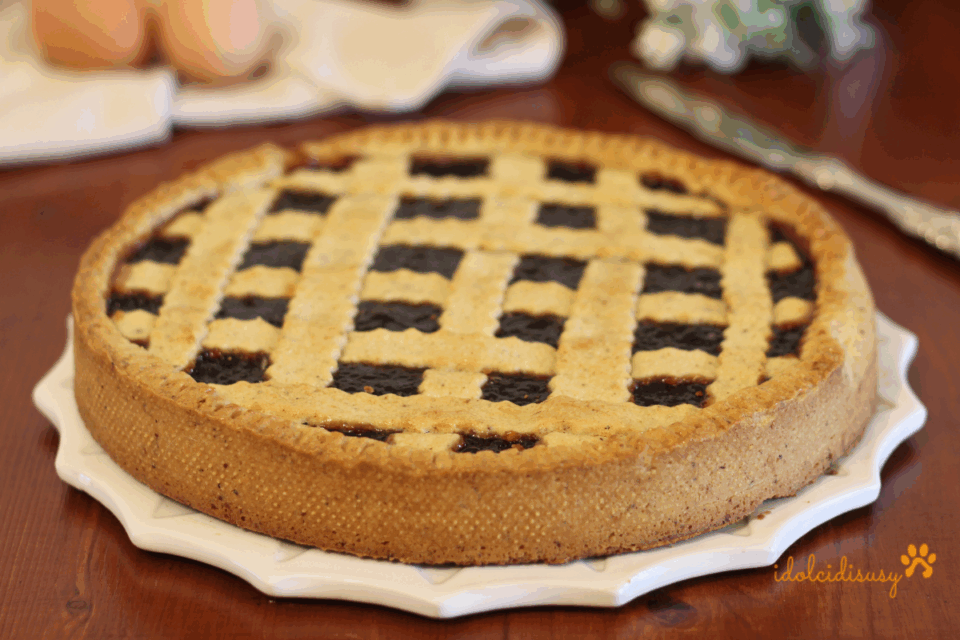 Crostata alla marmellata su piatto bianco