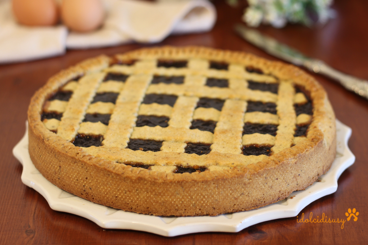 Crostata alla marmellata su piatto bianco