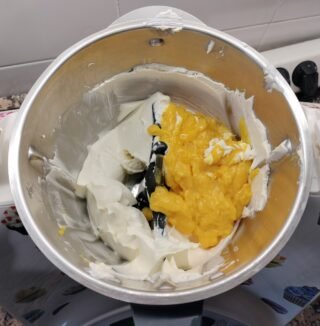 Mascarpone e uova pastorizzate uniti nel Bimby per tiramisù 