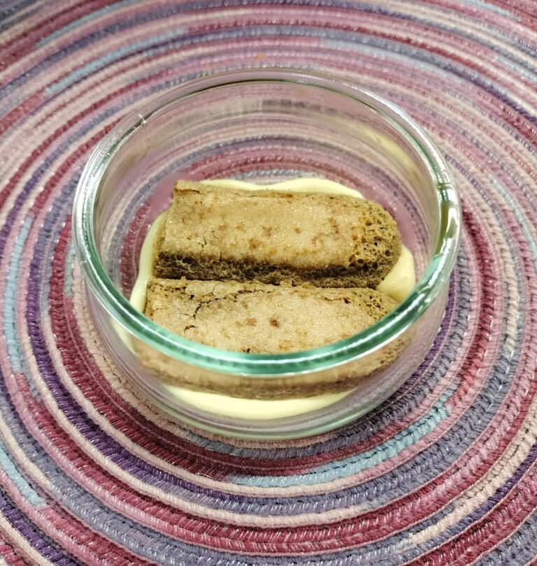 Savoiardi inzuppati di caffè nel vasetto di tiramisù