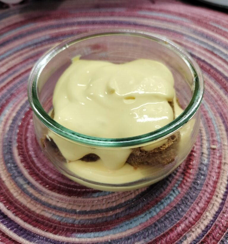 Strato di crema al mascarpone in un vasetto di tiramisù