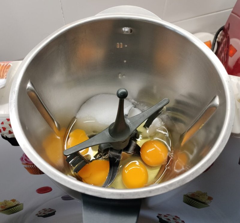 Uova e zucchero nel Bimby per tiramisù 