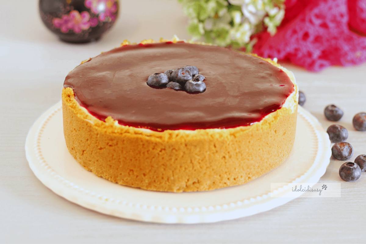 New York cheesecake ai frutti di bosco intera su piatto da portata