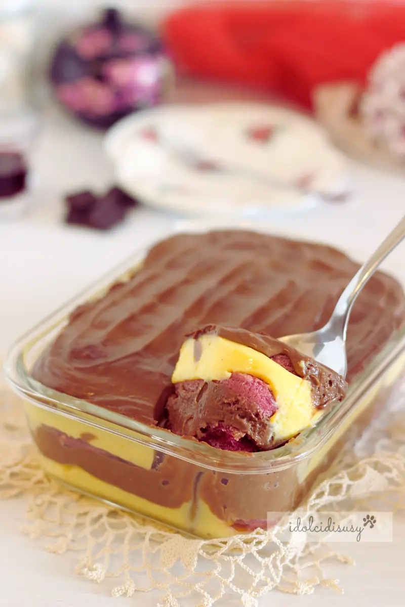 Zuppa inglese con savoiardi, crema pasticcera e cioccolato servita al cucchiaio