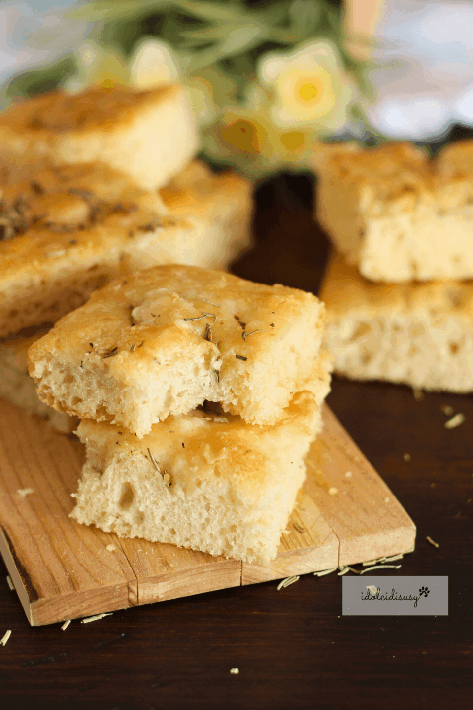 Fetta di focaccia bianca alta e soffice con rosmarino, morbidissima all’interno