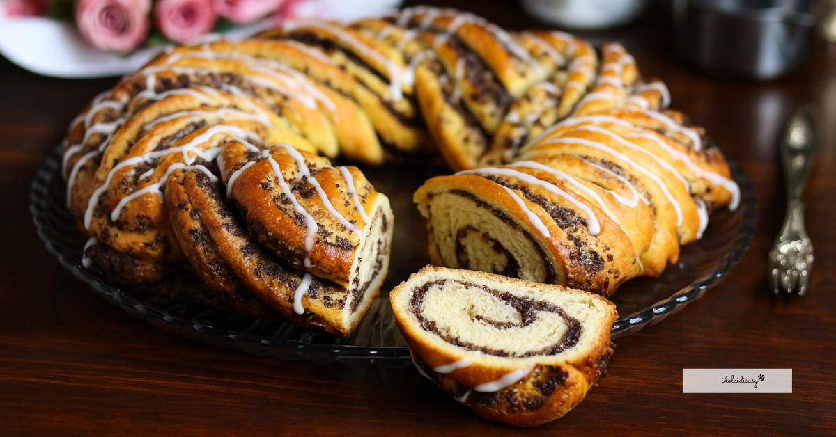 Dolce intrecciato con cioccolato e glassa all’acqua