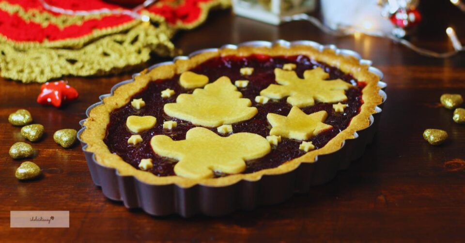 Crostata di Natale fatta in casa con confettura di ribes rossi e decorazioni natalizie di pasta frolla