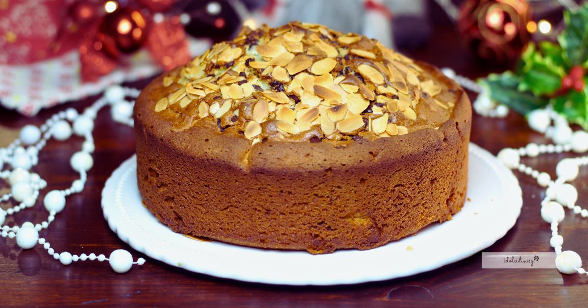 Torta panettone facile intera con mandorle a scaglie