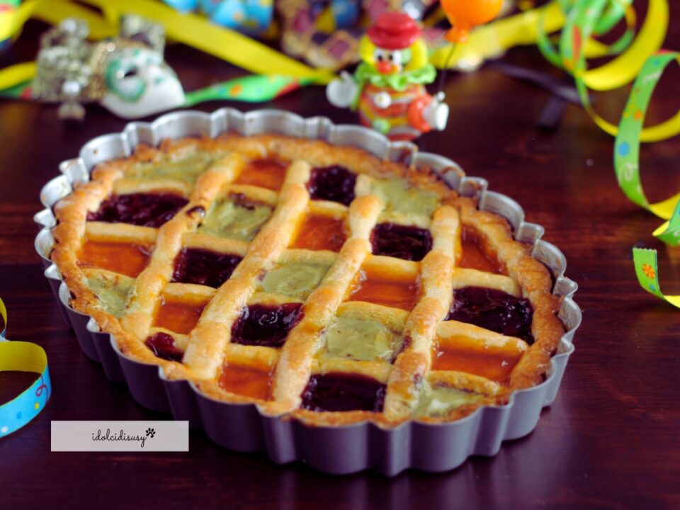 Crostata Arlecchino di Carnevale cotta con confetture colorate e griglia di pasta frolla