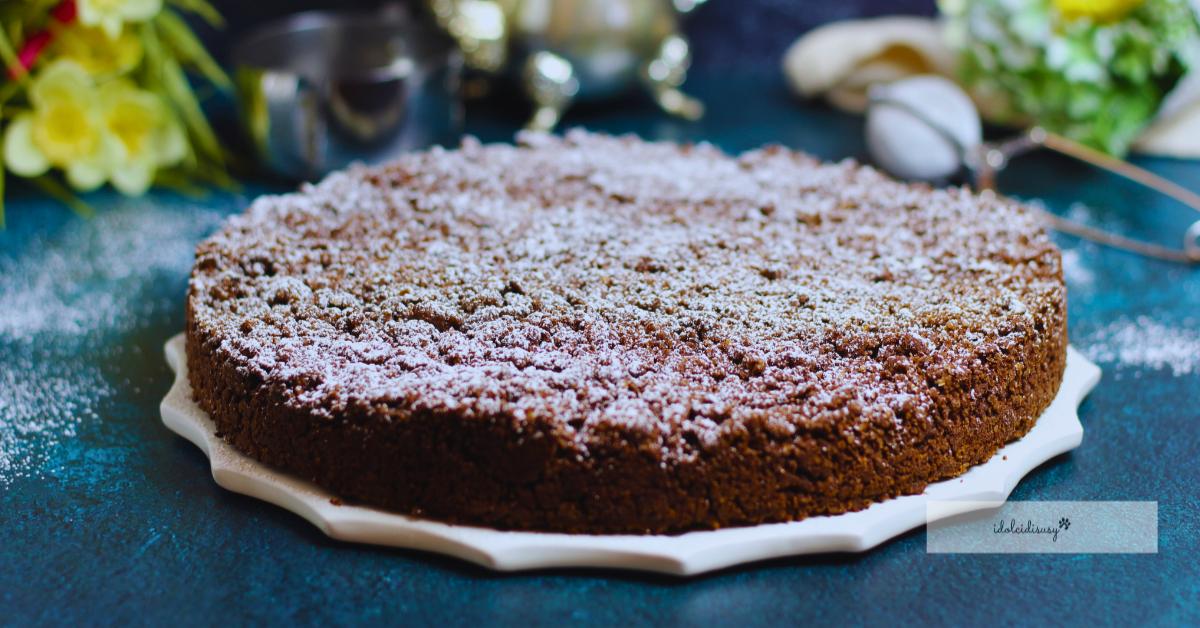 sbriciolata ricotta e cioccolato al cacao intera su piatto bianco